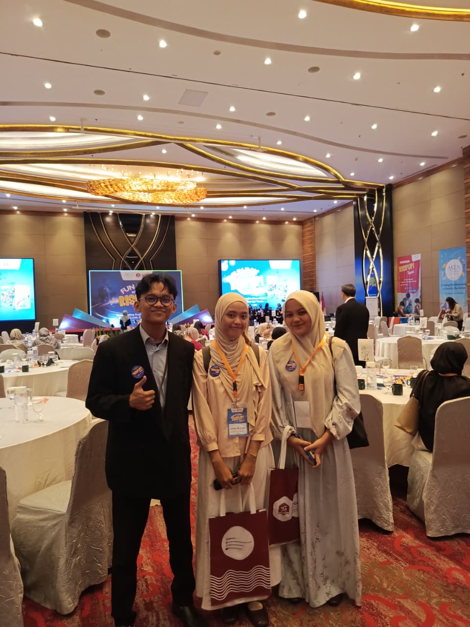 You are currently viewing Level Up Bareng “Rise Up! Teens”: Serunya Belajar & Berbagi Bareng Guru Bahasa Inggris